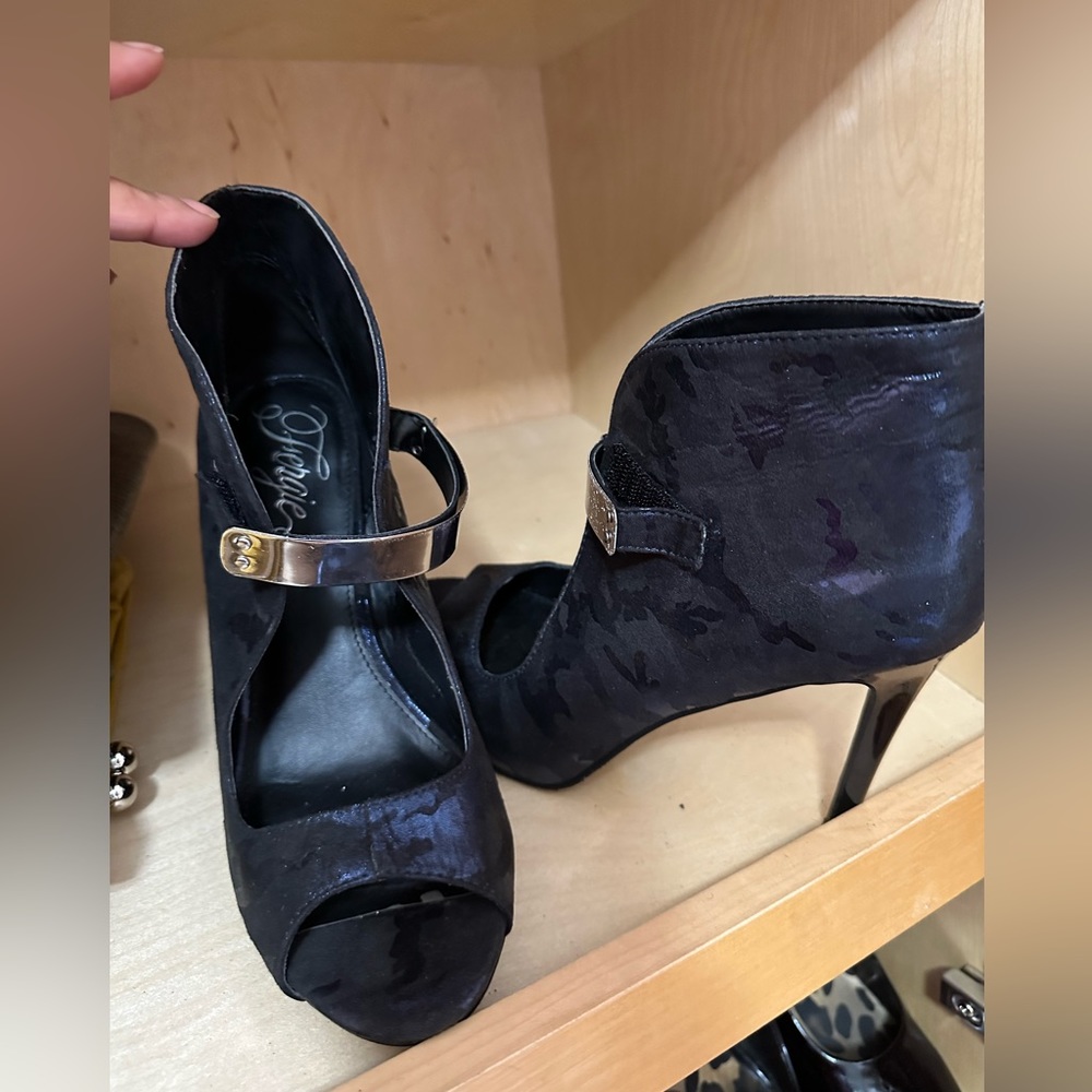 Women’s Fergie Bootie open toe heel in blue/black size 8.